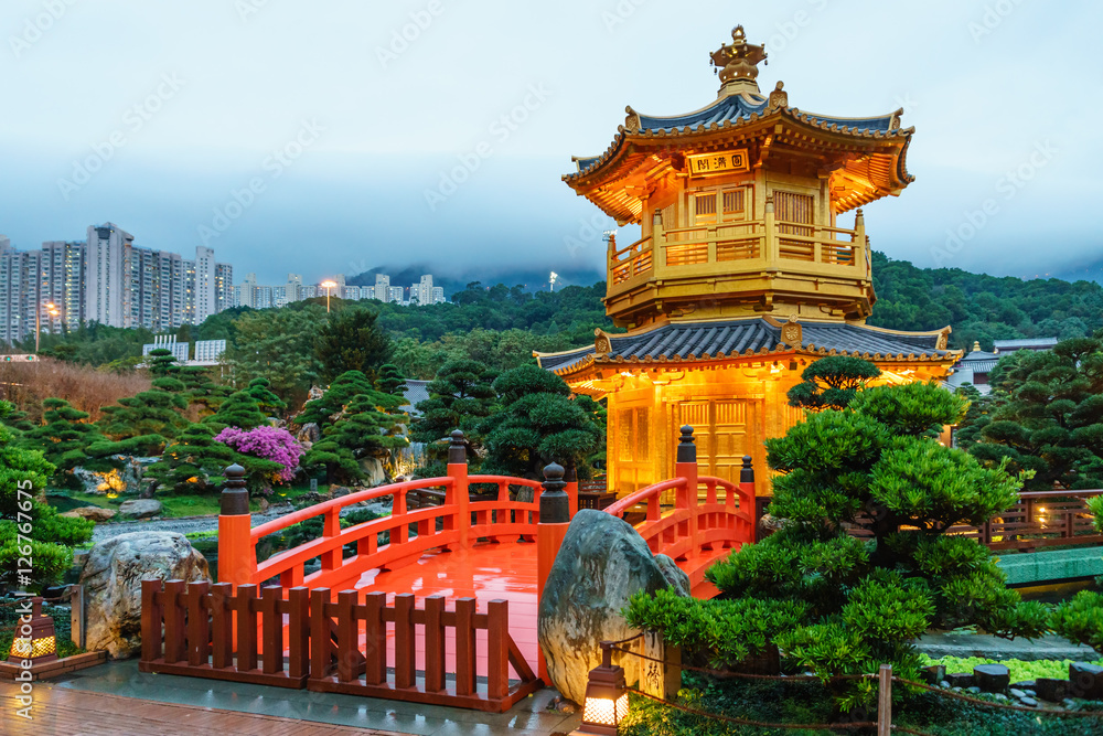 Fototapeta premium Pawilon Absolutnej Doskonałości (Złota Pagoda) w ogrodzie Nan Lian na Diamond Hill w Hongkongu