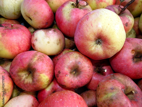 Apples, small apple,