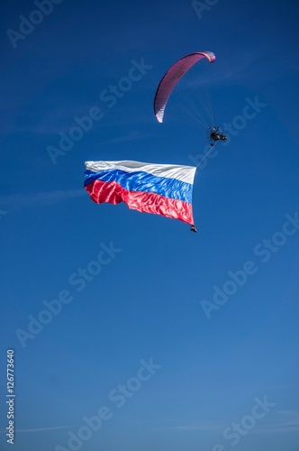 Флаг России в небе.
