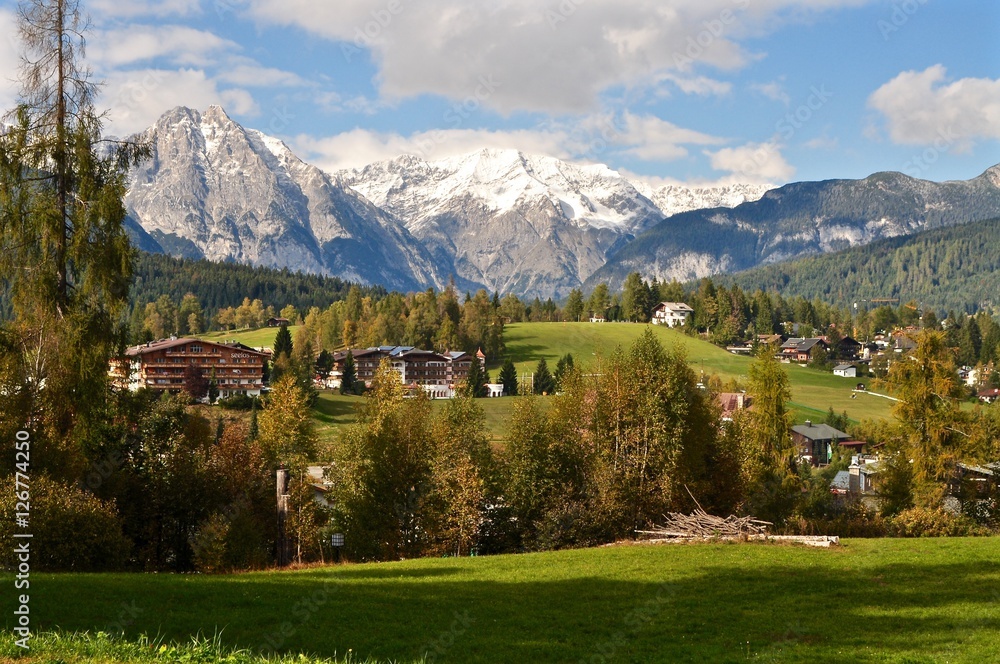 Gemeinde Seefeld im Tirol mit Wettersteingebirge im Hintergrund - Schneeberge, Österreich
