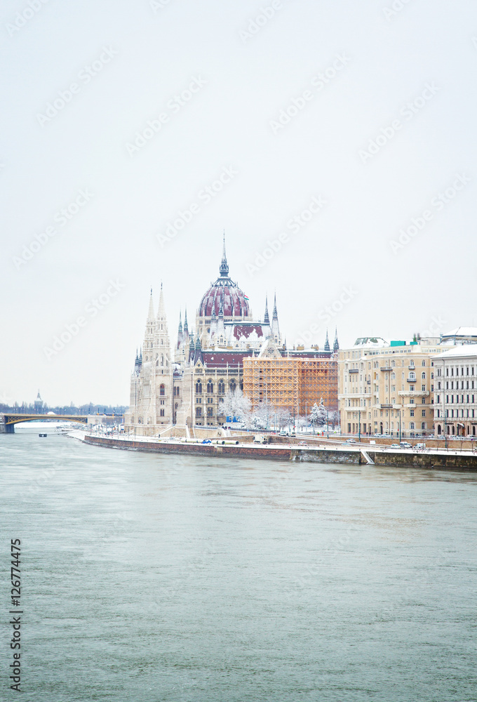 Fototapeta premium budynek parlamentu nad Dunajem, Budapeszt, Węgry, stonowanych retro