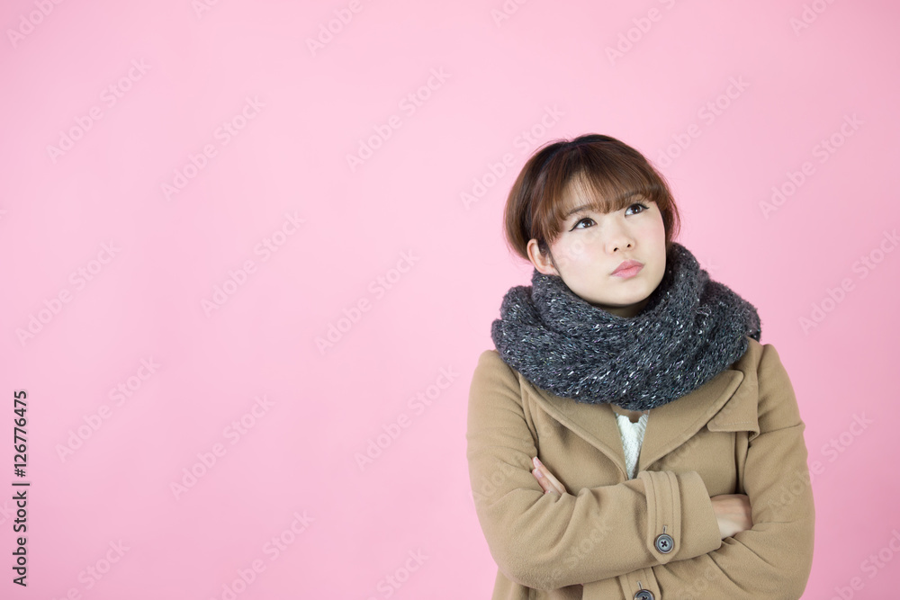 冬服の女性・ピンクバック 冬服の女性・ピンクバック