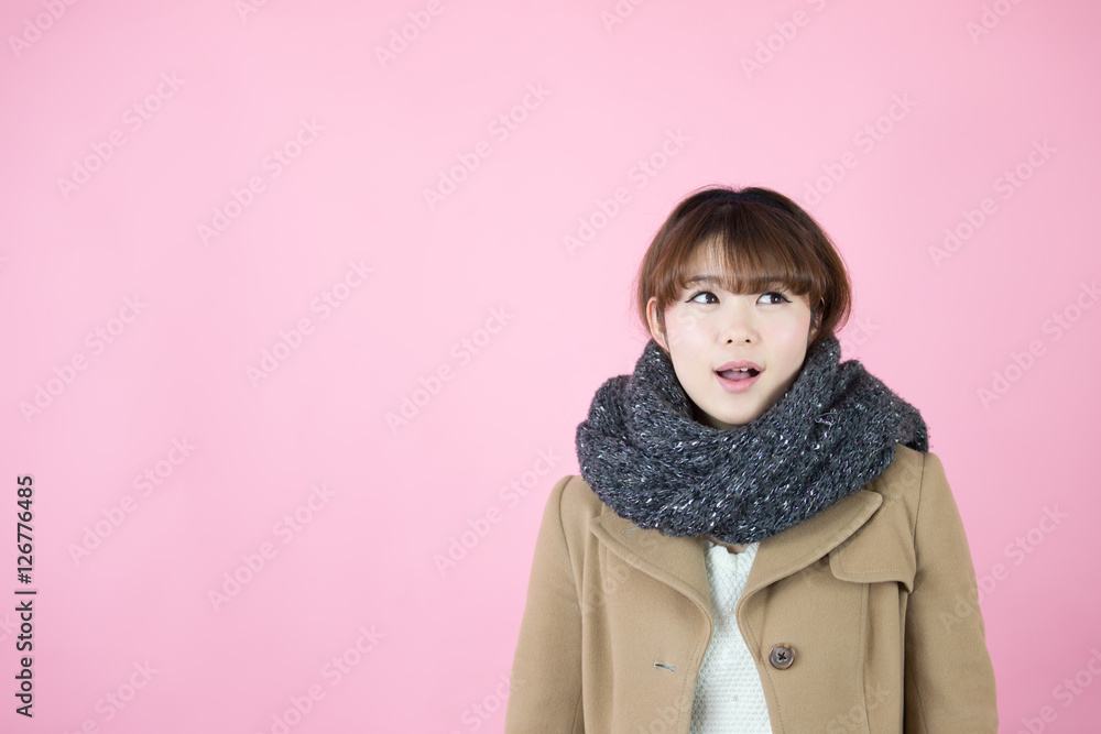 冬服の女性・ピンクバック 冬服の女性・ピンクバック