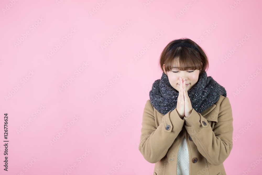 冬服の女性・ピンクバック 冬服の女性・ピンクバック