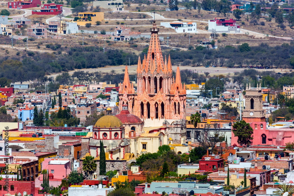 Obraz premium San Miguel de Allende, kolonialne miasto w centralnych wyżynach Meksyku, słynie z barokowej hiszpańskiej architektury, kwitnącej sceny i festiwali kulturalnych. Gotycki kościół Parroquia de San Miguel Arca
