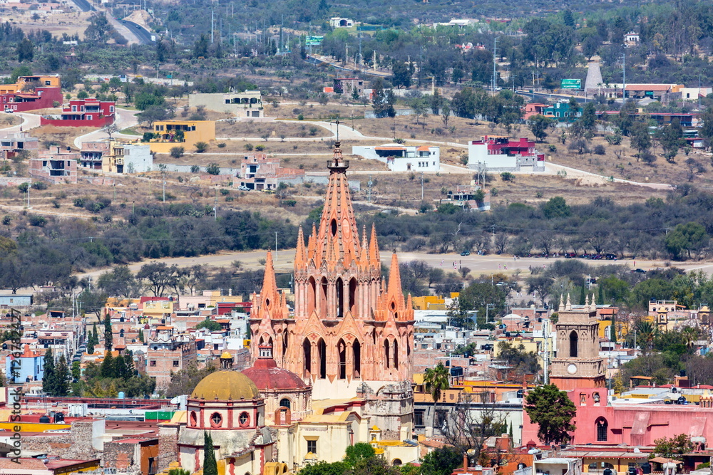 Obraz premium San Miguel de Allende, kolonialne miasto w centralnych wyżynach Meksyku, słynie z barokowej hiszpańskiej architektury, kwitnącej sceny i festiwali kulturalnych. Gotycki kościół Parroquia de San Miguel Arca