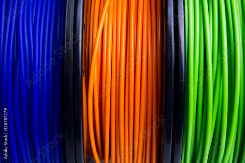 Foto Close-up of blue, orange and green 3D printer filament spools