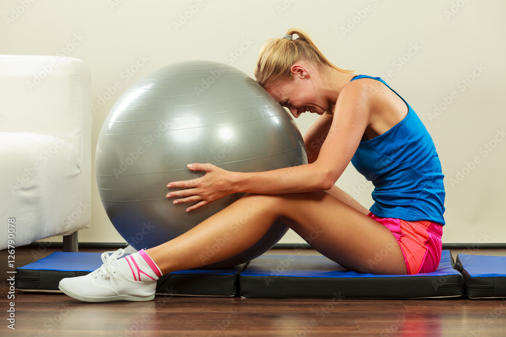 Naklejka premium woman doing fitness exercises with fit ball