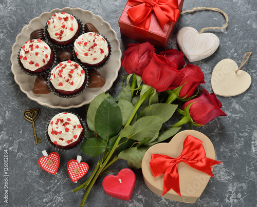 Fototapeta Naklejka Na Ścianę i Meble -  Cupcakes ''red velvet'' and rose