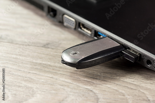Ein USB Stick und ein Laptop