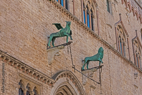 Figuren am Haupteingang des Palazzo dei Priori photo