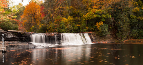 Fototapeta Naklejka Na Ścianę i Meble -  waterfall in autumn in the Appalachians of western North Carolina