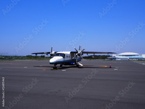 飛行場の小型旅客機(ドルニエ 228)