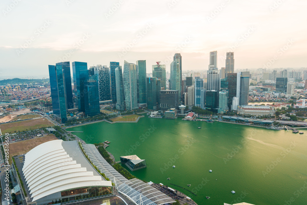 Naklejka premium Singapore city skyline Marina Bay at sunset
