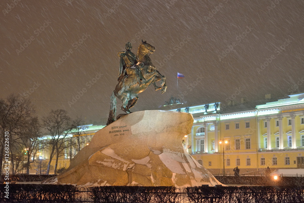 Φωτογραφία The view of the Supreme court building and the bronze Horseman m
