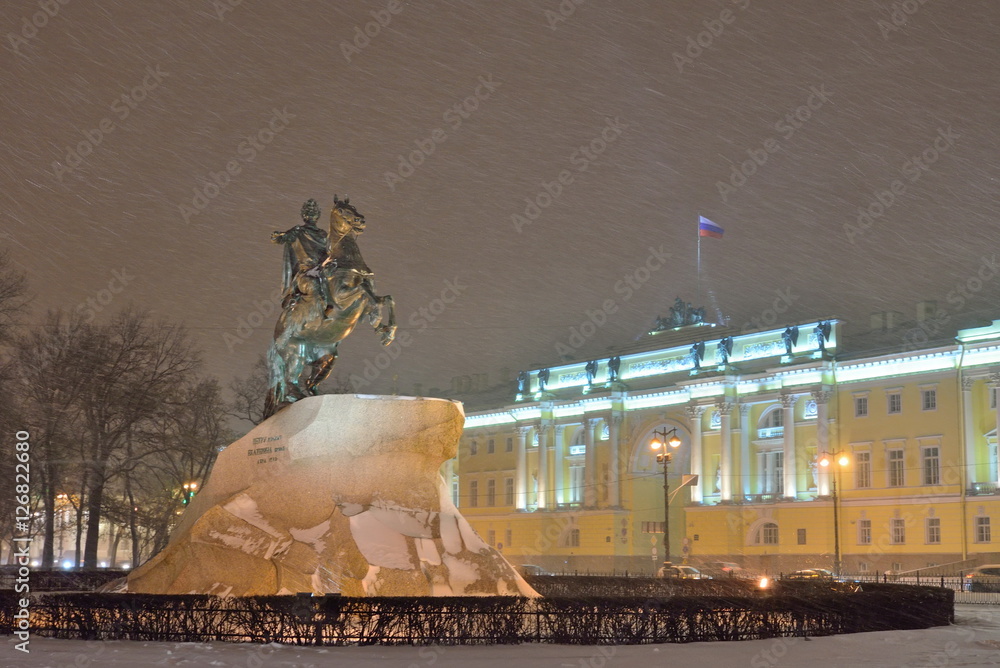 Φωτογραφία The view of the Supreme court building and the bronze Horseman m