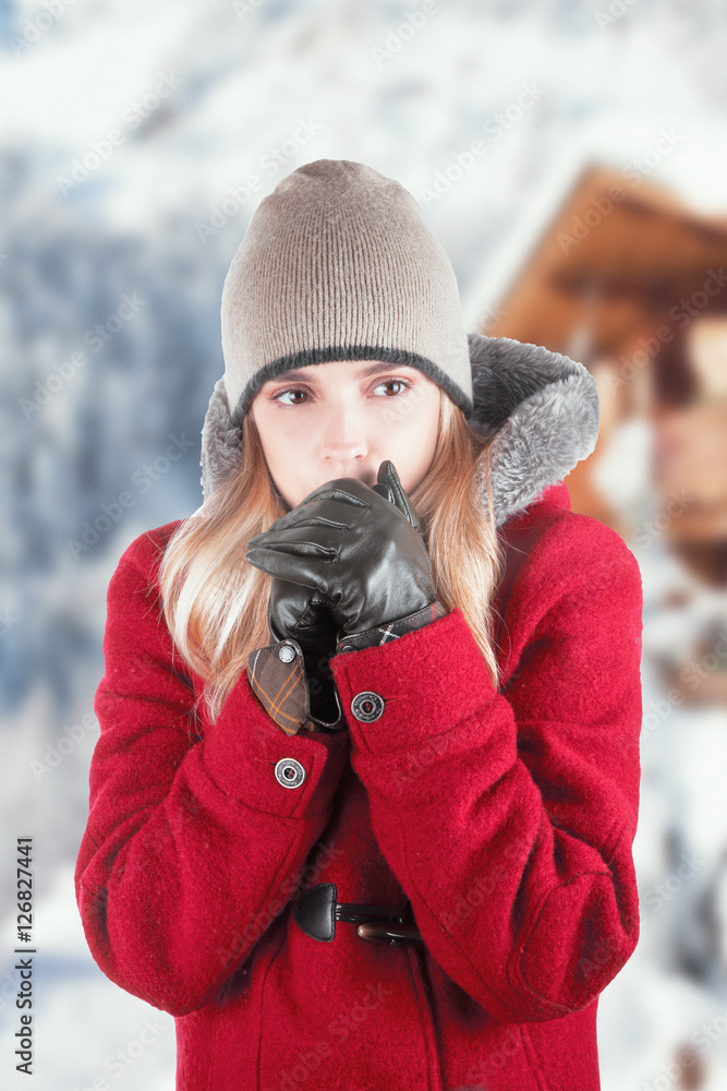 Donna in montagna con cappotto si scalda le mani con guanti e cappello  Stock Photo | Adobe Stock