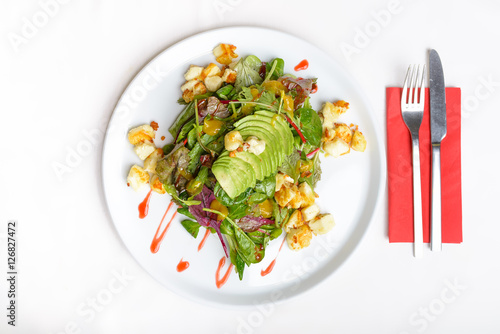 Frischer Salat mit Halloumi und Avocado