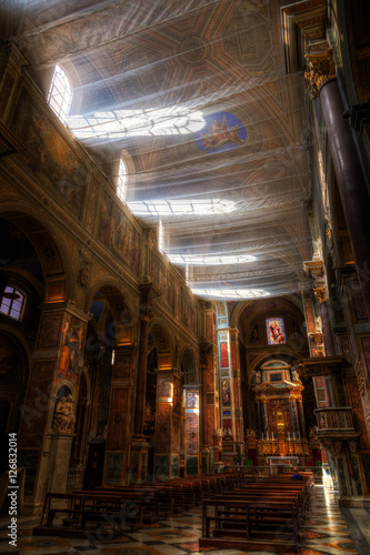 Sonnenlicht flutet in eine Kirche in Rom, Italien.    Sunlight floods into a church in Rome, Italy. © Steve Kuttig