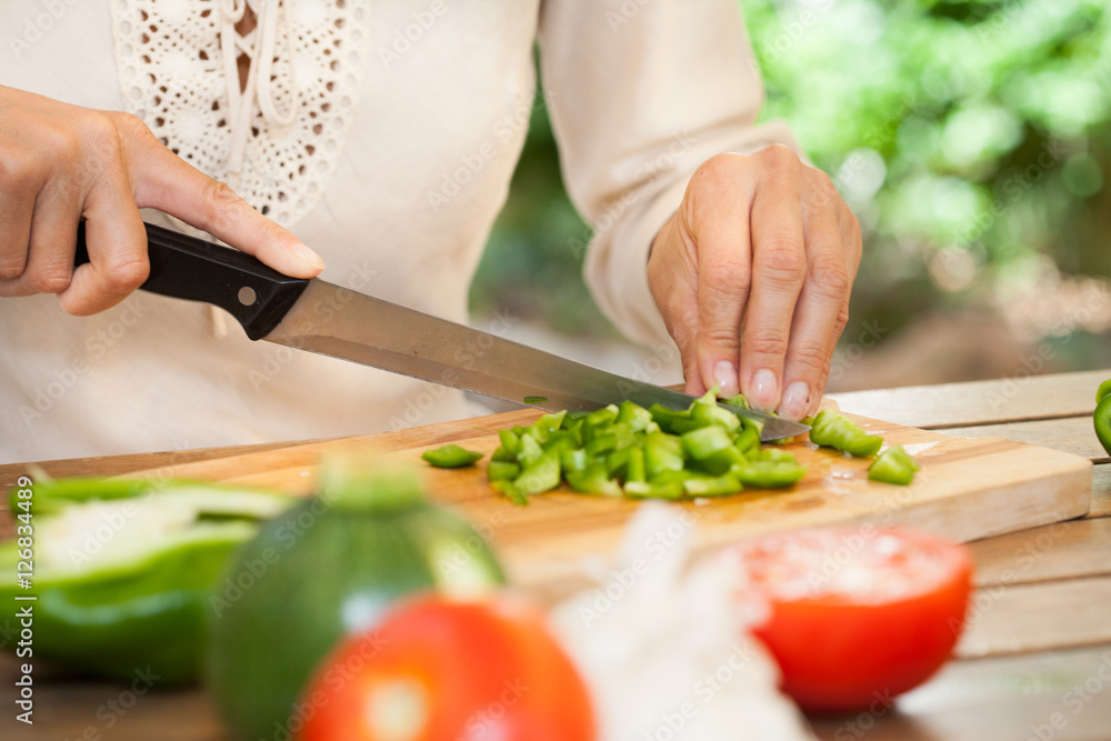 couper des poivrons verts