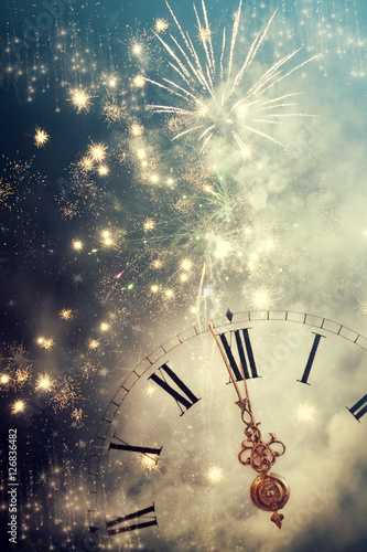 Foto Abstract background with fireworks and clock close to midnight