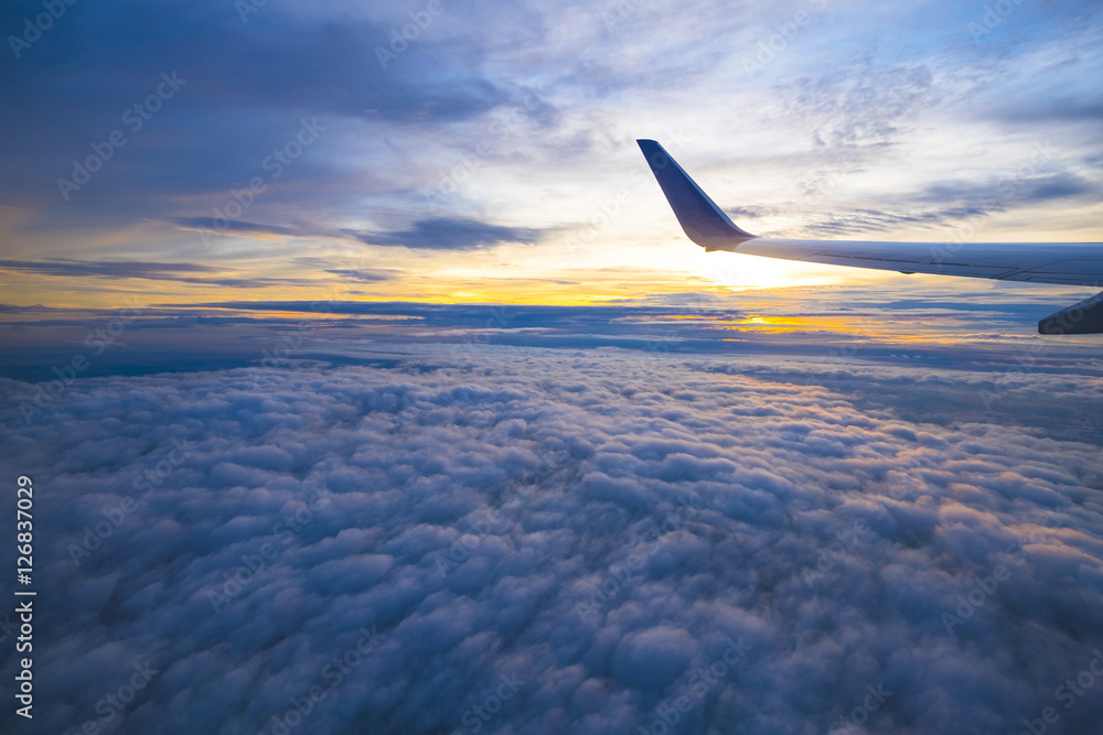 Fototapeta premium Piękny widok z okna samolotu w niebo wschód słońca