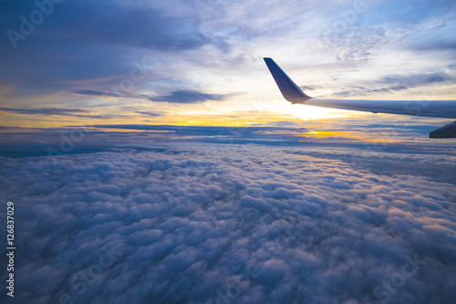 Fototapeta Piękny widok od okno samolot w wschodu słońca niebie