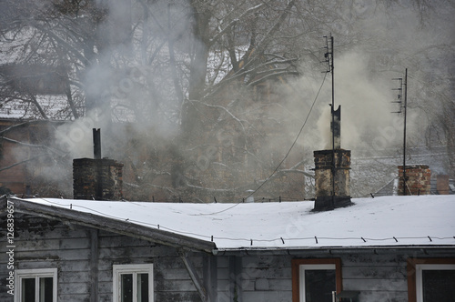 Dymy z kominów w zimowy dzień