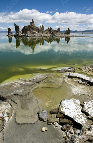 Spiegelung von Tuffgestein im Mono Lake in Kalifornien
