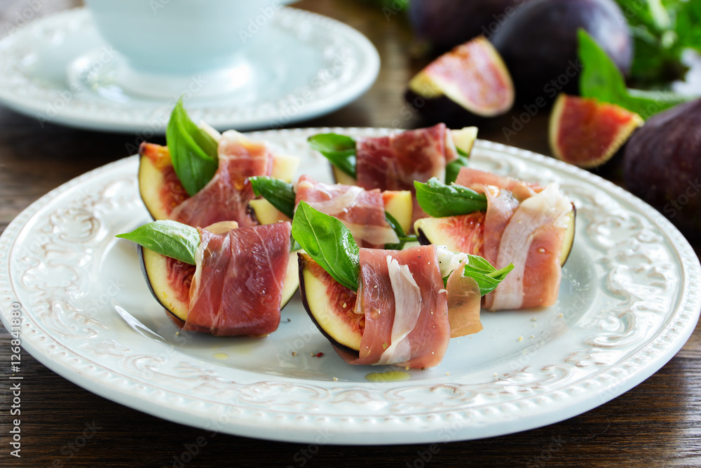 Appetizer of figs and prosciutto.