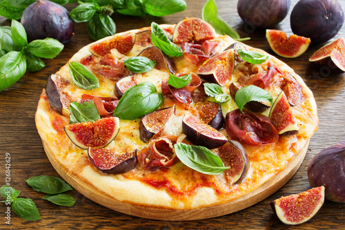 Pizza with figs, prosciutto and mozzarella