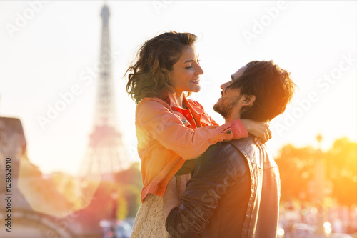 Young couple visiting paris