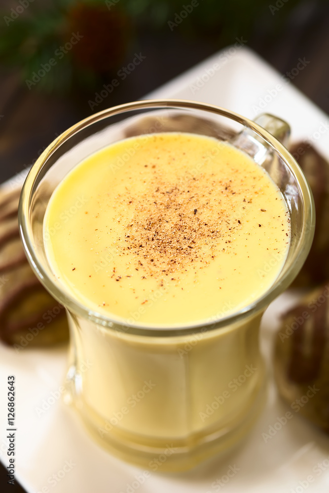 Amerikanischer Eggnog oder Eierpunsch, ein Getränk aus Milch, Sahne, Ei, Zimt, Muskatnuss und Alkohol, fotografiert mit natürlichem Licht (Selektiver Fokus, Fokus ein Drittel in das Getränk) Amerikanischer Eggnog oder Eierpunsch, ein Getränk aus Milch, Sahne, Ei, Zimt, Muskatnuss und Alkohol, fotografiert mit natürlichem Licht (Selektiver Fokus, Fokus ein Drittel in das Getränk)