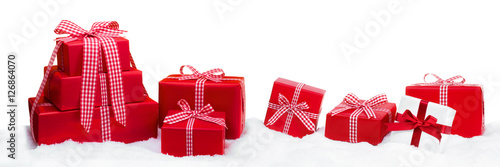 Rote Weihnachtsgeschenke vor weißem Hintergrund als Panorama photo