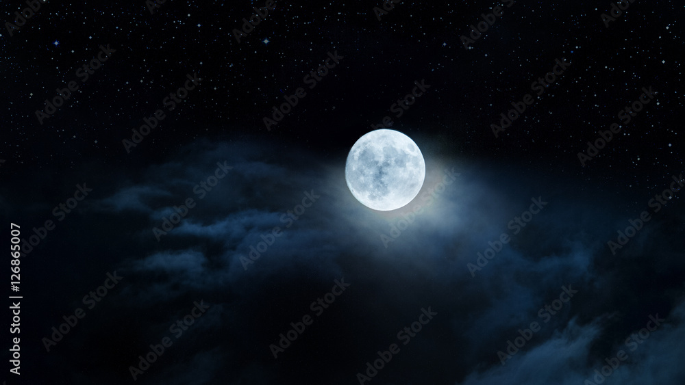 Luna gigante fra le nubi e il cielo stellato Luna gigante fra le nubi e il cielo stellato
