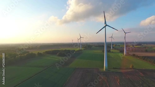 Erneuerbare Energien - drehende Windräder aus der Luft