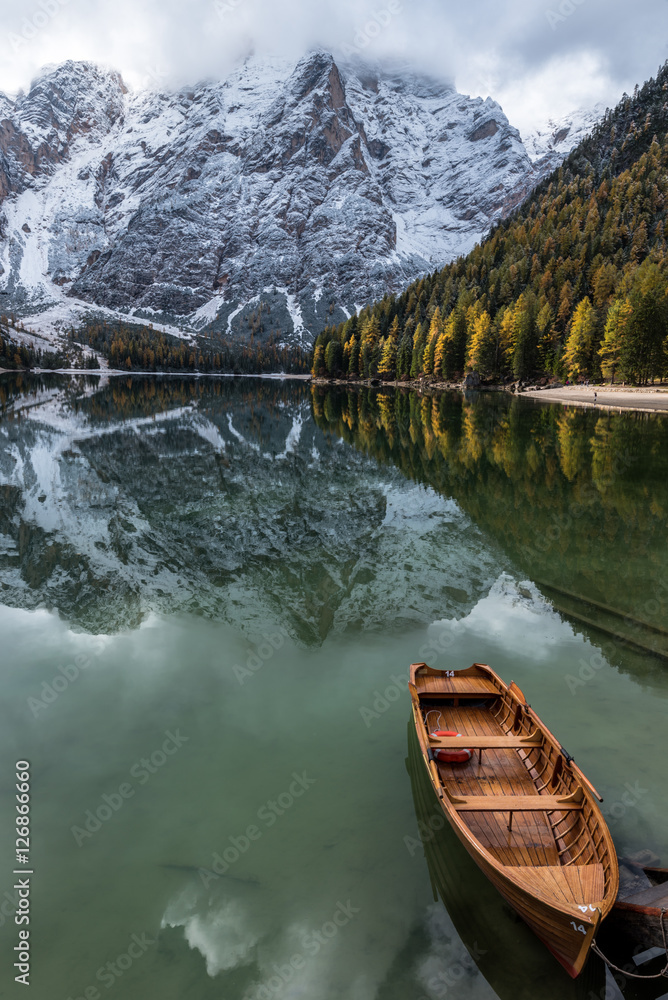 Obraz premium Autumn to Winter transmission at Lago di Braies, Italy