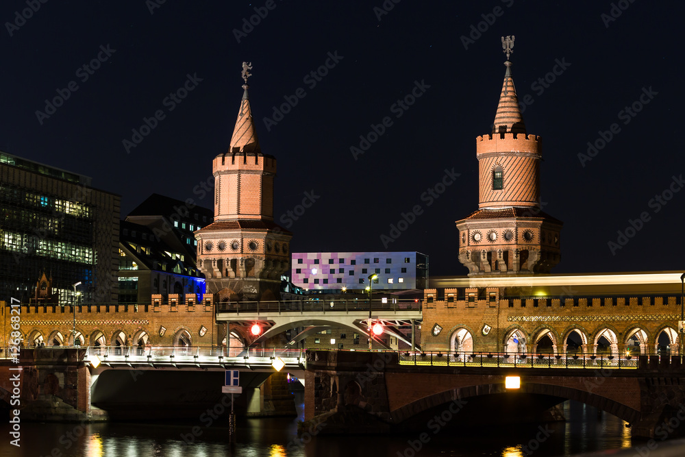 Naklejka premium Berlin Oberbaumbrücke beleuchtet bei Nacht