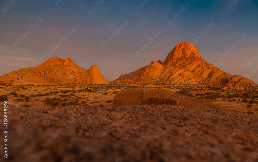 Naklejka premium Spitzkoppe im Sonnenuntergang, Erongo, Namibia