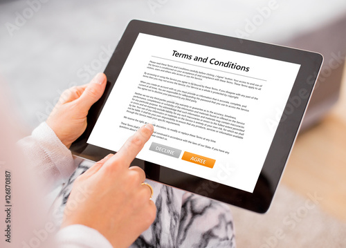 Cuadro en lienzo Person accepting terms and conditions on tablet