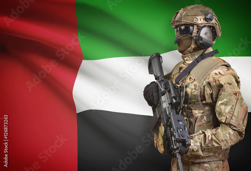 Obraz na płótnie Soldier in helmet holding machine gun with flag on background series - United Arab Emirates w salonie