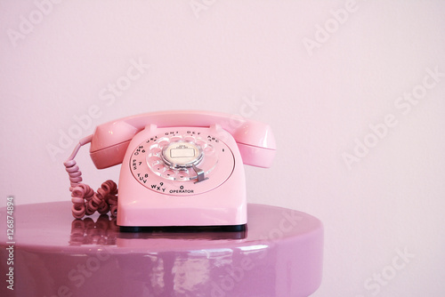 фотографія Altmodisches Rosa Telefon mit Wählscheibe - Pink Antique Telefone With Dial Plat