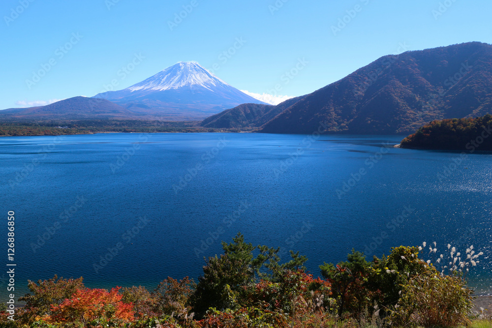 本栖湖と富士山