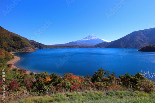 本栖湖と富士山 © Tozawa