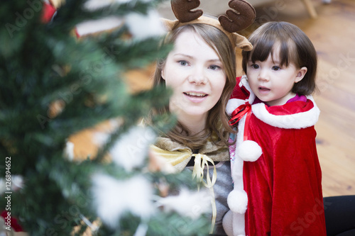 クリスマスのコスチュームを着る親子