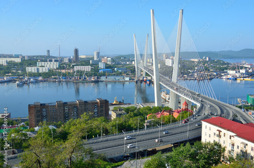 	Мост во Владивостоке через залив Золотой Рог в ясную погоду