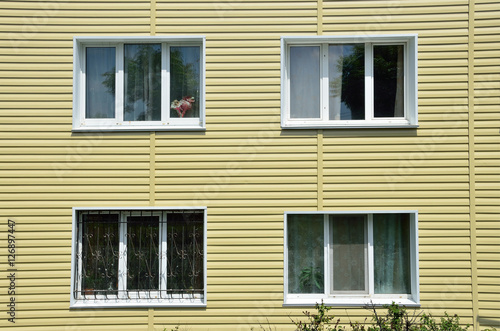 Ремонт и утепление фасада панельного пятиэтажного дома во Владивостоке © irinabal18