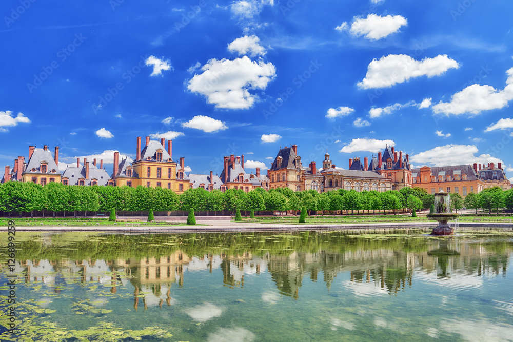 Fototapeta premium Suburban Residence of the France Kings - beautiful Chateau Fonta