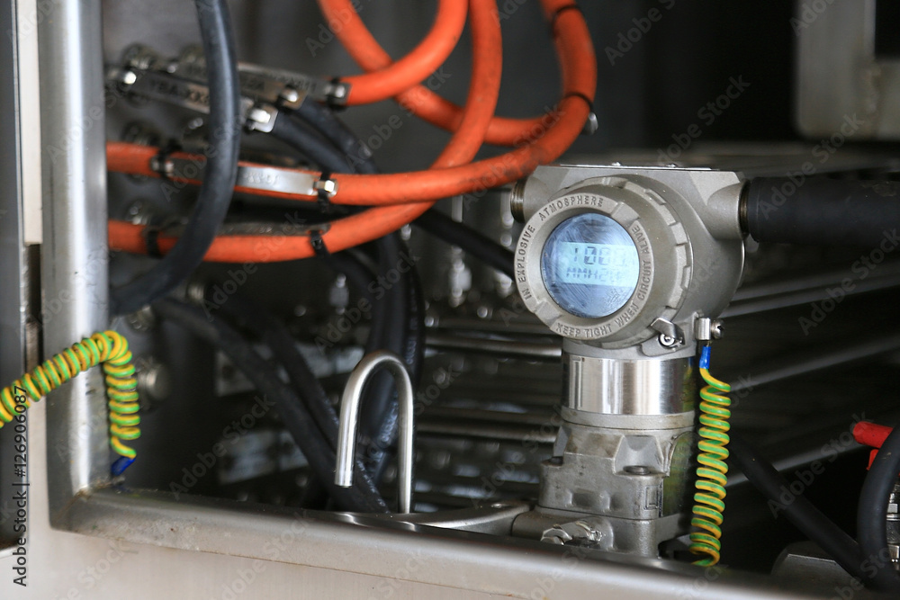 Pressure transmitter in oil and gas process, Send signal to controller ...