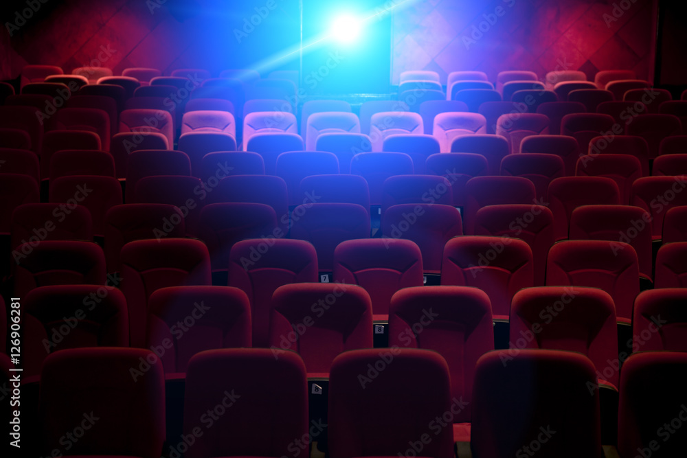 Obraz premium Empty movie theater with projection light falling into the lens
